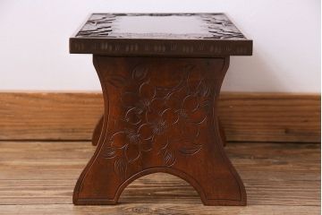 中古　ビンテージ　伝統工芸軽井沢彫り　桜彫刻が目を引く小振りな椅子付きドレッサー
