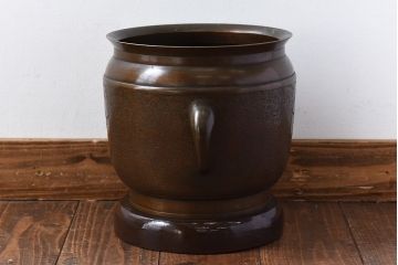 アンティーク雑貨　骨董・古民具　明治大正期　上手物　渋い和の趣きがある御所車紋様の耳付銅火鉢(鉢カバー)(1)