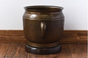 アンティーク雑貨　和製アンティーク　上手物　紋入りで風格のある耳付銅火鉢(鉢カバー)(1)