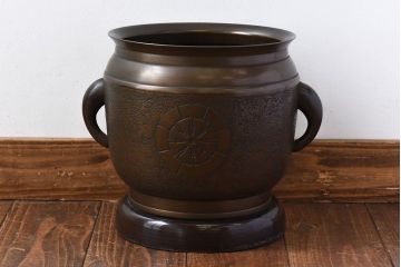 アンティーク雑貨　和製アンティーク　上手物　紋入りで風格のある耳付銅火鉢(鉢カバー)(2)
