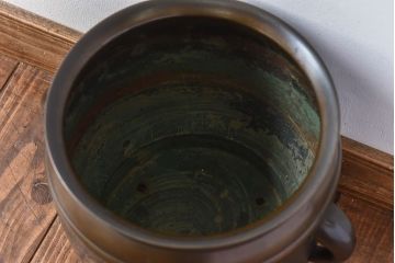 アンティーク雑貨　和製アンティーク　上手物　紋入りで風格のある耳付銅火鉢(鉢カバー)(2)