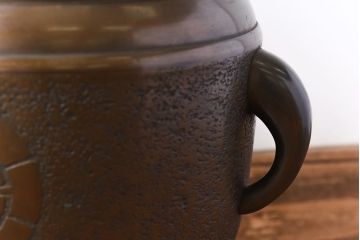 アンティーク雑貨　和製アンティーク　上手物　紋入りで風格のある耳付銅火鉢(鉢カバー)(2)