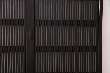 和製アンティーク　裏ガラス入り　和モダンな総ケヤキの格子戸(引き戸、建具)2枚セット