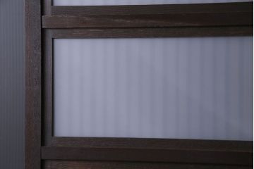 和製アンティーク　裏ガラス入り　和モダンな総ケヤキの格子戸(引き戸、建具)2枚セット