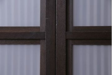 和製アンティーク　裏ガラス入り　和モダンな総ケヤキの格子戸(引き戸、建具)2枚セット