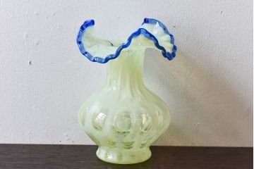 アンティーク雑貨　アメリカ　フリルベースの大胆な形が目を引くウランガラス花瓶(花器、ワセリンガラス)