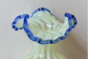 アンティーク雑貨　アメリカ　フリルベースの大胆な形が目を引くウランガラス花瓶(花器、ワセリンガラス)
