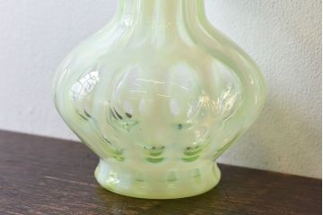 アンティーク雑貨　アメリカ　フリルベースの大胆な形が目を引くウランガラス花瓶(花器、ワセリンガラス)