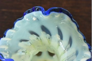 アンティーク雑貨　アメリカ　フリルベースの大胆な形が目を引くウランガラス花瓶(花器、ワセリンガラス)