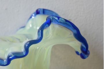 アンティーク雑貨　アメリカ　フリルベースの大胆な形が目を引くウランガラス花瓶(花器、ワセリンガラス)