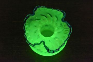 アンティーク雑貨　アメリカ　フリルベースの大胆な形が目を引くウランガラス花瓶(花器、ワセリンガラス)