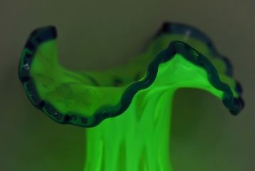 アンティーク雑貨　アメリカ　フリルベースの大胆な形が目を引くウランガラス花瓶(花器、ワセリンガラス)