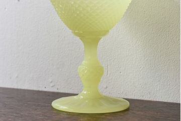 アンティーク雑貨　ウランガラス　優雅なデザインが素敵なグラス(パフェグラス、コンポート、ワセリンガラス)