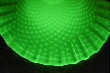 アンティーク雑貨　ウランガラス　優雅なデザインが素敵なグラス(パフェグラス、コンポート、ワセリンガラス)