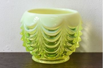 アンティーク雑貨　アメリカ　モダンなデザインが目を引くウランガラスボウル(器、ワセリンガラス)