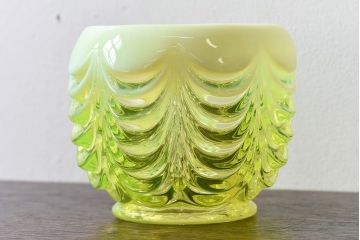 アンティーク雑貨　アメリカ　モダンなデザインが目を引くウランガラスボウル(器、ワセリンガラス)