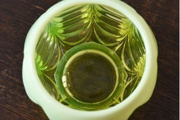 アンティーク雑貨　アメリカ　モダンなデザインが目を引くウランガラスボウル(器、ワセリンガラス)