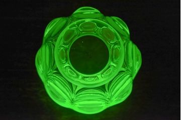アンティーク雑貨　アメリカ　モダンなデザインが目を引くウランガラスボウル(器、ワセリンガラス)