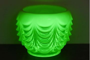 アンティーク雑貨　アメリカ　モダンなデザインが目を引くウランガラスボウル(器、ワセリンガラス)