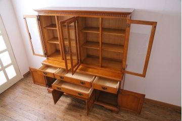中古美品　横浜ダニエル(daniel)　A-213　飾り棚(食器棚、カップボード、キャビネット)(定価約120万円)(1)