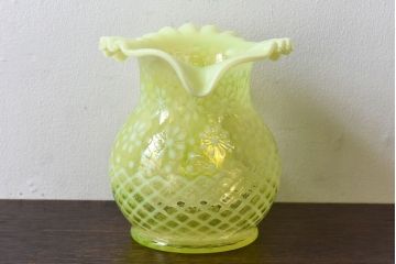 アンティーク雑貨　アメリカ　愛らしいデザインのウランガラス製ピッチャー(ジャグ、水差し、花瓶、ワセリンガラス)