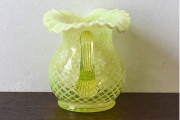 アンティーク雑貨　アメリカ　愛らしいデザインのウランガラス製ピッチャー(ジャグ、水差し、花瓶、ワセリンガラス)