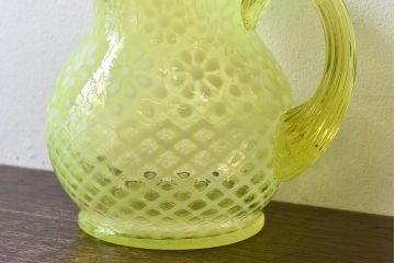 アンティーク雑貨　アメリカ　愛らしいデザインのウランガラス製ピッチャー(ジャグ、水差し、花瓶、ワセリンガラス)