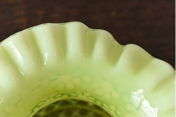 アンティーク雑貨　アメリカ　愛らしいデザインのウランガラス製ピッチャー(ジャグ、水差し、花瓶、ワセリンガラス)