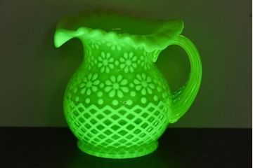 アンティーク雑貨　アメリカ　愛らしいデザインのウランガラス製ピッチャー(ジャグ、水差し、花瓶、ワセリンガラス)