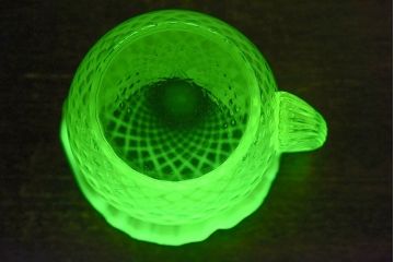 アンティーク雑貨　アメリカ　愛らしいデザインのウランガラス製ピッチャー(ジャグ、水差し、花瓶、ワセリンガラス)