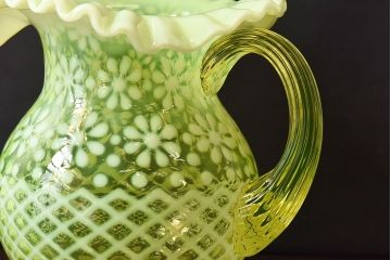 アンティーク雑貨　アメリカ　愛らしいデザインのウランガラス製ピッチャー(ジャグ、水差し、花瓶、ワセリンガラス)