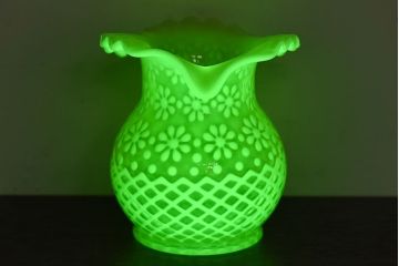 アンティーク雑貨　アメリカ　愛らしいデザインのウランガラス製ピッチャー(ジャグ、水差し、花瓶、ワセリンガラス)