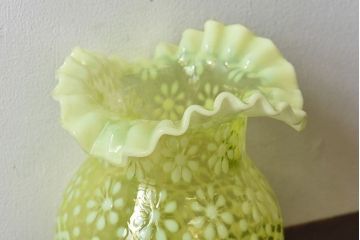 アンティーク雑貨　アメリカ製　フリルと花柄が可愛いウランガラス製花瓶(花器、ワセリンガラス)