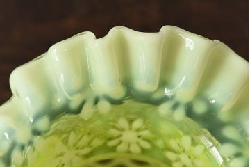 アンティーク雑貨　アメリカ製　フリルと花柄が可愛いウランガラス製花瓶(花器、ワセリンガラス)