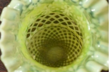 アンティーク雑貨　アメリカ製　フリルと花柄が可愛いウランガラス製花瓶(花器、ワセリンガラス)