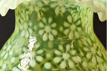 アンティーク雑貨　アメリカ製　フリルと花柄が可愛いウランガラス製花瓶(花器、ワセリンガラス)
