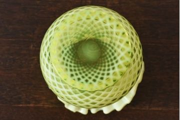 アンティーク雑貨　アメリカ製　フリルと花柄が可愛いウランガラス製花瓶(花器、ワセリンガラス)