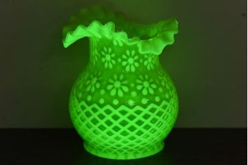 アンティーク雑貨　アメリカ製　フリルと花柄が可愛いウランガラス製花瓶(花器、ワセリンガラス)