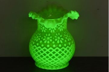 アンティーク雑貨　アメリカ製　フリルと花柄が可愛いウランガラス製花瓶(花器、ワセリンガラス)