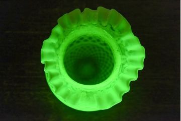 アンティーク雑貨　アメリカ製　フリルと花柄が可愛いウランガラス製花瓶(花器、ワセリンガラス)