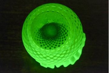 アンティーク雑貨　アメリカ製　フリルと花柄が可愛いウランガラス製花瓶(花器、ワセリンガラス)