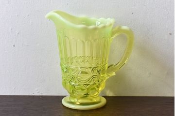 アンティーク雑貨　アメリカ　乳白色のグラデーションが素敵なウランガラス製ピッチャー(ジャグ、水差し、ワセリンガラス)