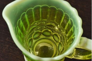 アンティーク雑貨　アメリカ　乳白色のグラデーションが素敵なウランガラス製ピッチャー(ジャグ、水差し、ワセリンガラス)