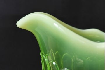 アンティーク雑貨　アメリカ　乳白色のグラデーションが素敵なウランガラス製ピッチャー(ジャグ、水差し、ワセリンガラス)