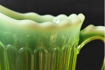 アンティーク雑貨　アメリカ　乳白色のグラデーションが素敵なウランガラス製ピッチャー(ジャグ、水差し、ワセリンガラス)