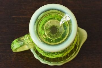 アンティーク雑貨　アメリカ　乳白色のグラデーションが素敵なウランガラス製ピッチャー(ジャグ、水差し、ワセリンガラス)