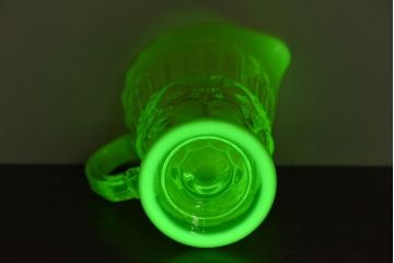 アンティーク雑貨　アメリカ　乳白色のグラデーションが素敵なウランガラス製ピッチャー(ジャグ、水差し、ワセリンガラス)