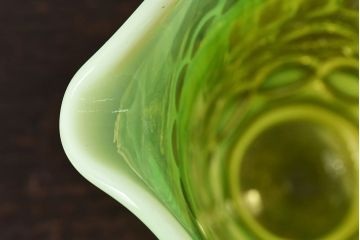 アンティーク雑貨　アメリカ　乳白色のグラデーションが素敵なウランガラス製ピッチャー(ジャグ、水差し、ワセリンガラス)