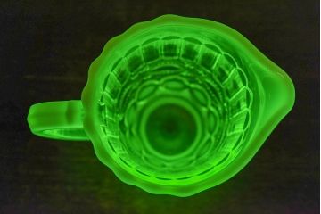 アンティーク雑貨　アメリカ　乳白色のグラデーションが素敵なウランガラス製ピッチャー(ジャグ、水差し、ワセリンガラス)