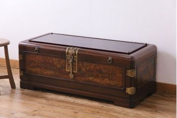 中古　海外製　ニレ材　重厚な佇まいが目を引くトランクケース(衣装箱、銭箱)(定価約20万円)